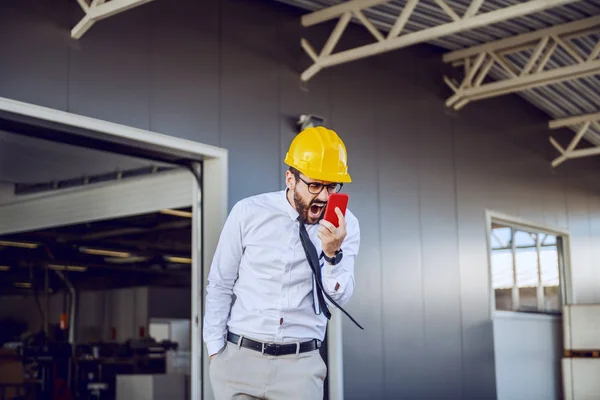 Enojado Director Caucásico Camisa Corbata Con Casco Cabeza Gritando Mientras —  Fotos de Stock