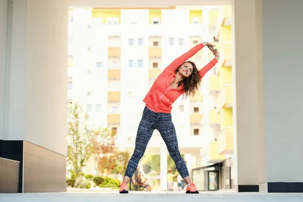 Longitud Completa Mujer Atlética Caucásica Ropa Deportiva Estiramiento Flexión Lado — Foto de Stock