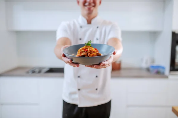 Lächelnder Kaukasischer Kreativkoch Weißer Uniform Mit Tagliatelle Während Der Küche — Stockfoto