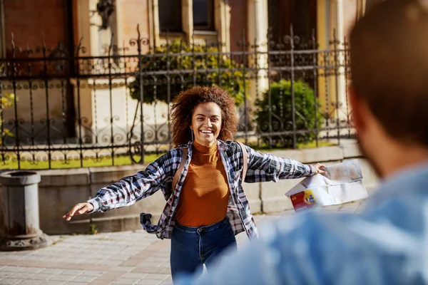 Mooie Gemengde Race Vrouwelijke Toeristische Holding Map Lopen Een Knuffel — Stockfoto