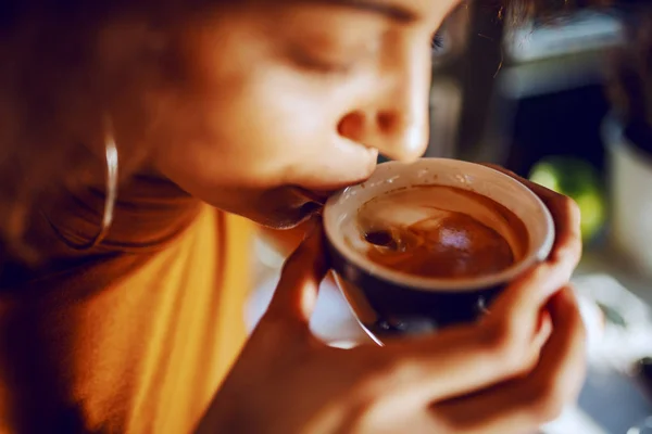 Närbild Ung Blandras Kvinna Sitter Café Och Dricker Kaffe Selektivt — Stockfoto