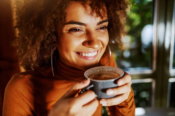 곱슬곱슬 머리를 카페에 커피를 마시고 귀여운 여성의 — 스톡 사진