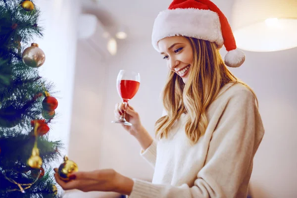 Hermosa Mujer Rubia Caucásica Sonriente Con Sombrero Santa Ornamento Conmovedor — Foto de Stock