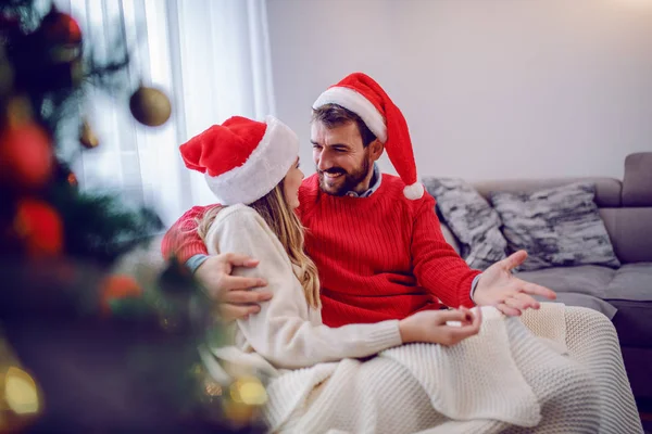 Charmant Couple Caucasien Chandails Avec Chapeau Père Noël Sur Les — Photo