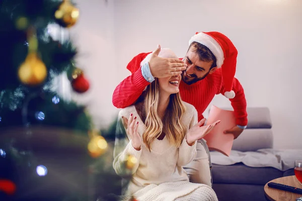 Schöner Kaukasischer Mann Pullover Und Mit Weihnachtsmütze Auf Dem Kopf — Stockfoto