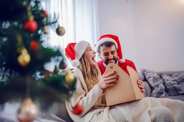 Jovem Caucasiana Encantadora Excitada Suéter Com Chapéu Papai Noel Cabeça — Fotografia de Stock
