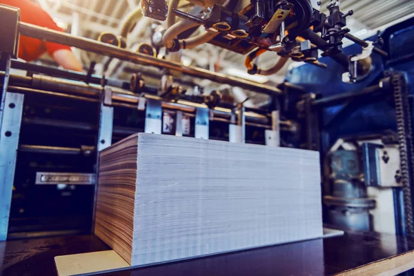 Обрезанное Изображение Печатных Листов Печатной Машине Интерьер Типографии — стоковое фото