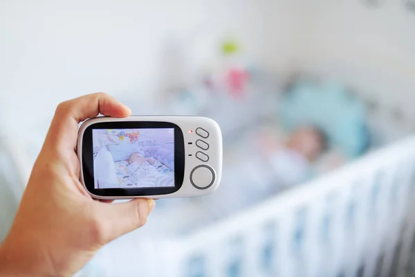 Detailní Záběr Ruky Drží Dítě Nyní Moderní Baby Monitor Nahrávání — Stock fotografie