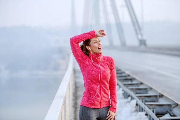 Schöne Kaukasische Lächelnde Brünette Sportkleidung Die Sich Ausruht Den Schweiß — Stockfoto