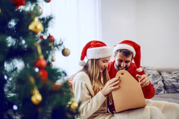 Adorável Casal Caucasiano Sorridente Com Chapéus Papai Noel Cabeças Situadas — Fotografia de Stock