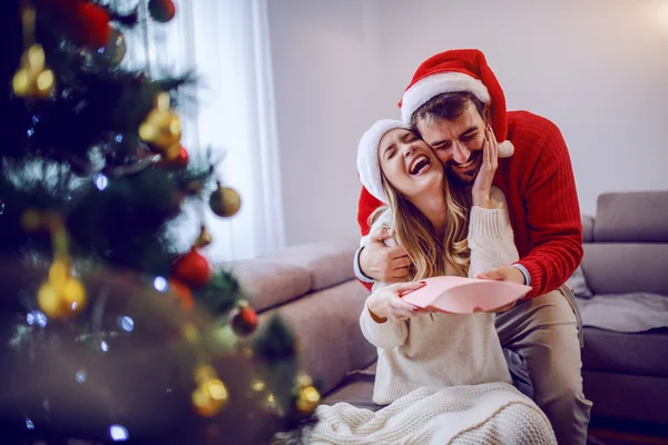 Pohledný Běloch Dává Vánoční Dárek Své Milující Přítelkyni Žena Objímá — Stock fotografie
