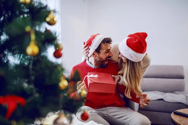 Homem Caucasiano Barbudo Bonito Excitado Recebendo Presente Sua Namorada Ambos — Fotografia de Stock