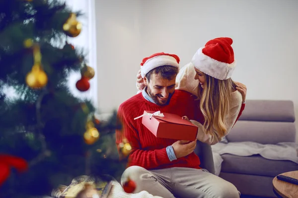 Niedlich Lächelnde Kaukasische Blondine Die Ihrem Liebenden Freund Ein Weihnachtsgeschenk — Stockfoto