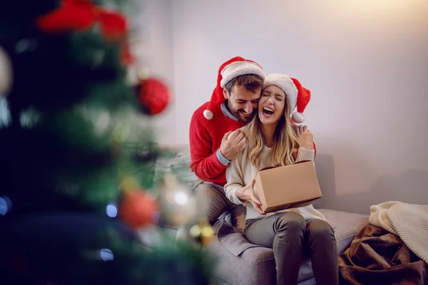 Emocionado Hermosa Mujer Joven Caucásica Sosteniendo Regalo Navidad Agradeciendo Novio — Foto de Stock