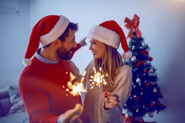 Glückliches Kaukasisches Attraktives Paar Das Sich Gegenseitig Zum Neuen Jahr — Stockfoto