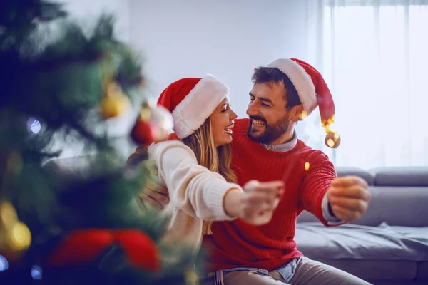 Heureux Couple Caucasien Avec Des Chapeaux Père Noël Sur Les — Photo