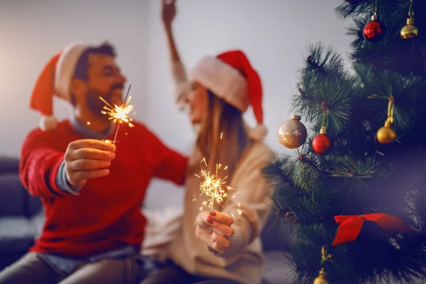 Feliz Pareja Caucásica Guapo Con Sombreros Santa Cabeza Sentado Sofá — Foto de Stock