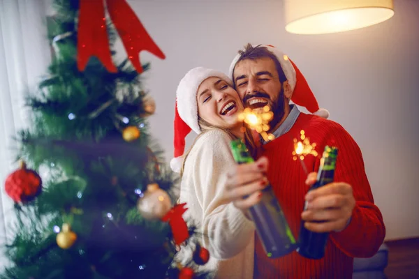 Atractiva Pareja Caucásica Enamorada Sosteniendo Chispas Botellas Cerveza Mientras Está — Foto de Stock