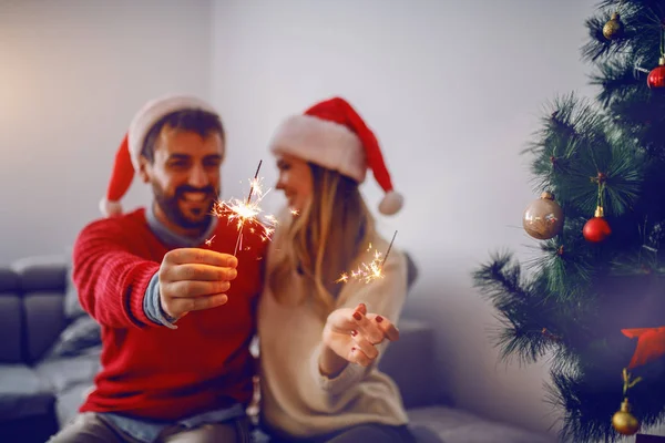 Glückliches Gutaussehendes Kaukasisches Paar Mit Weihnachtsmützen Auf Dem Kopf Das — Stockfoto