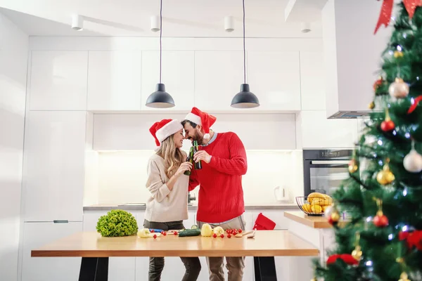 Glückliches Kaukasisches Paar Mit Weihnachtsmützen Auf Dem Kopf Das Heiligabend — Stockfoto