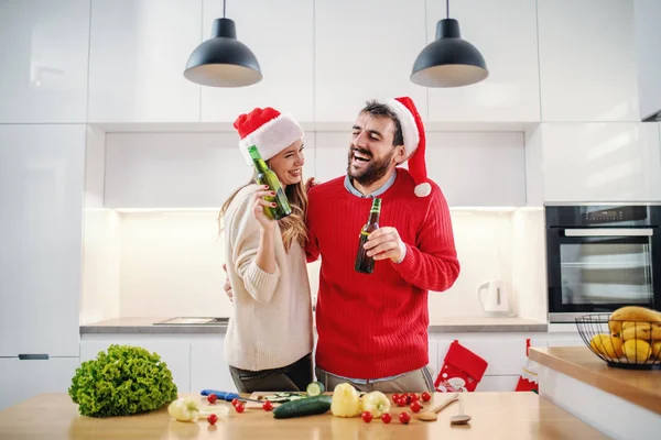 Cheerful Caucasian Adorable Couple Standing Kitchen Holding Beer Both Having — ストック写真