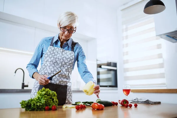Mulher Idosa Loira Branca Bonita Avental Cozinha Preparar Refeição Saudável — Fotografia de Stock