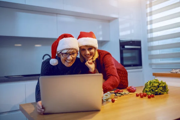 Mutlu Hamile Kadın Annesi Mutfak Tezgahına Yaslanıp Laptopta Sağlıklı Bir — Stok fotoğraf