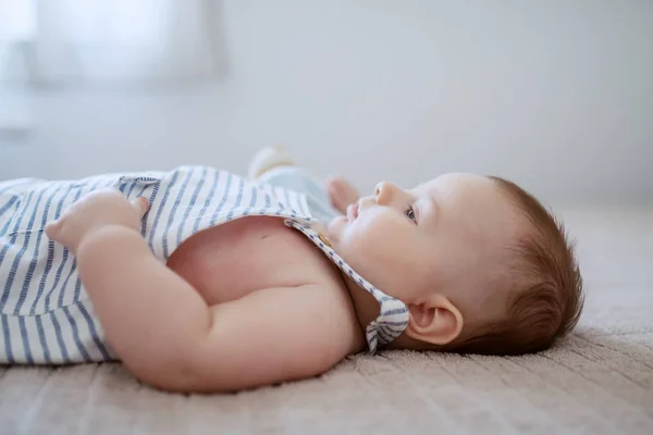 Vista Lateral Del Adorable Niño Acostado Cama Esperando Que Madre —  Fotos de Stock