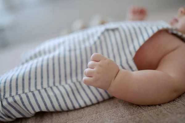 Feche Mão Bebê Minúscula Bebé Deitado Cama Foco Seletivo Mão — Fotografia de Stock