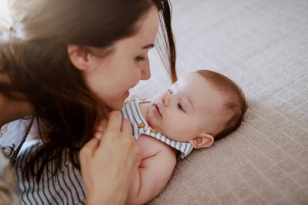 Primer Plano Hermosa Caucásica Mamá Hablando Con Adorable Bebé Niño — Foto de Stock