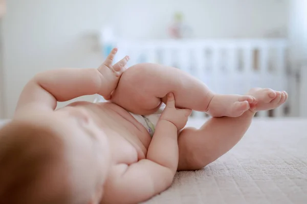 Adorabile Bambino Caucasico Giocoso Pannolino Sdraiato Sul Letto Cercando Raggiungere — Foto Stock