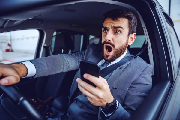 Aynı Anda Hem Araba Kullanıp Hem Akıllı Telefon Kullanan Beyaz — Stok fotoğraf