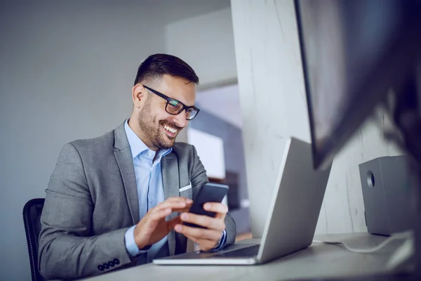 Alegre Atractivo Elegante Caucásico Sin Afeitar Hombre Negocios Traje Con — Foto de Stock