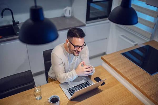 Bovenaanzicht Van Aantrekkelijke Glimlachende Blanke Man Zittend Aan Een Eettafel — Stockfoto