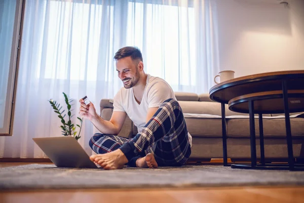 Aantrekkelijke Glimlachende Ongeschoren Blanke Man Pyjama Blote Voeten Vloer Met — Stockfoto