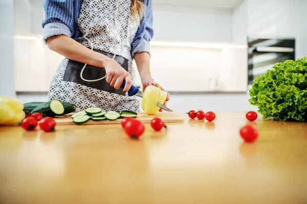 Närbild Ung Attraktiv Kvinna Förkläde Stående Kök Och Skära Peppar — Stockfoto