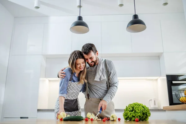 Jonge Aantrekkelijke Blanke Man Met Een Baard Die Zijn Geliefde — Stockfoto