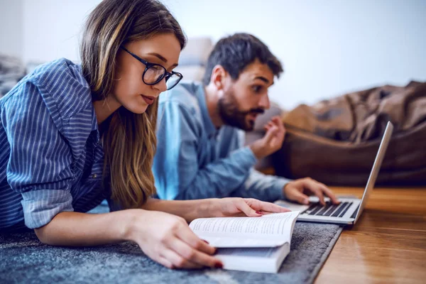 Zijaanzicht Van Mooie Kaukasische Brunette Met Bril Liggend Vloer Woonkamer — Stockfoto