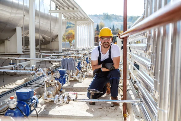 Bonito Trabalhador Caucasiano Sem Barba Roupas Trabalho Com Capacete Cabeça — Fotografia de Stock