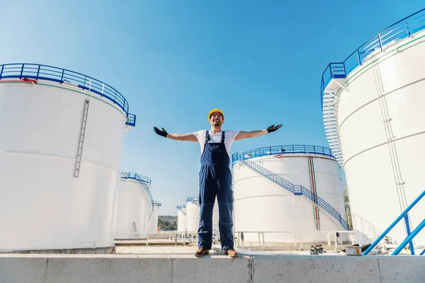 Alegre Trabajador Caucásico General Con Casco Cabeza Pie Aire Libre —  Fotos de Stock