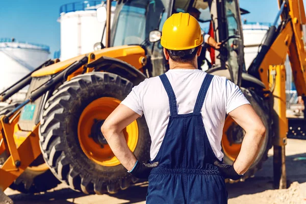 Bakifrån Arbetare Uniform Tittar Grävmaskin När Står Raffinaderi — Stockfoto