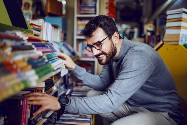 Jovem Bonito Caucasiano Barbudo Homem Com Óculos Agachado Livraria Procura — Fotografia de Stock