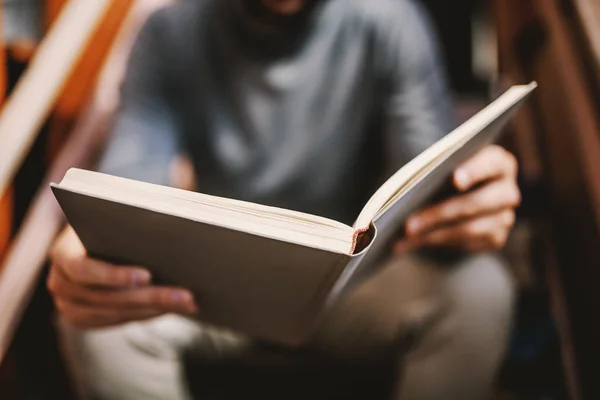 Close Homem Caucasiano Sentado Nas Escadas Lendo Livro Interessante — Fotografia de Stock