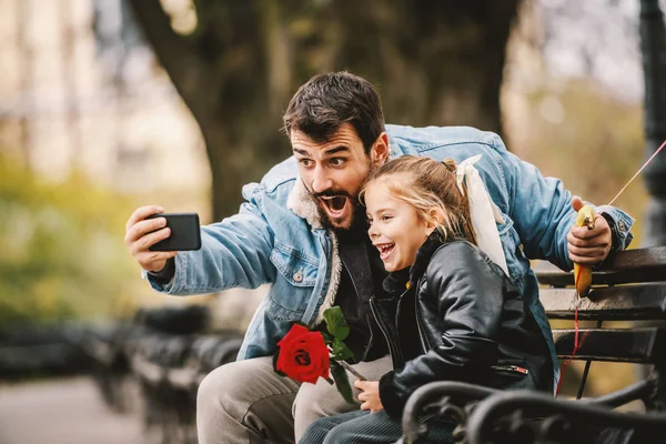 Feliz Sonriente Padre Caucásico Barbudo Sentado Banco Parque Con Amada — Foto de Stock