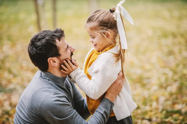 Vista Lateral Adorable Niña Rubia Caucásica Acurrucándose Con Precioso Padre — Foto de Stock