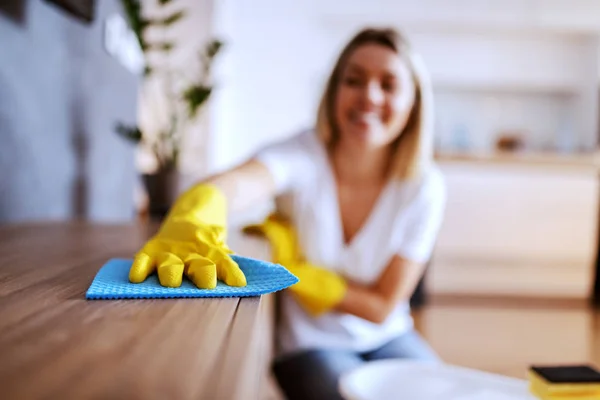 Mooie Jonge Blanke Blonde Huisvrouw Met Rubberen Handschoenen Aan Handen — Stockfoto