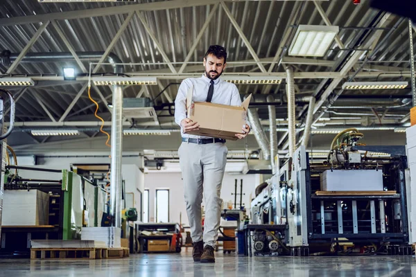 Kaukasischer Bärtiger Grafiker Hemd Und Krawatte Der Einer Druckerei Spaziert — Stockfoto