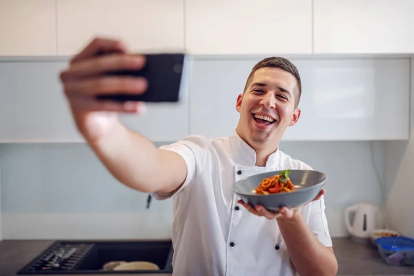 Lächelnder Kaukasischer Koch Weißer Uniform Der Einen Teller Mit Tagliatelle — Stockfoto