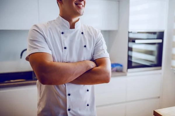 Zugeschnittenes Bild Eines Gutaussehenden Lächelnden Kaukasischen Küchenchefs Uniform Der Mit — Stockfoto