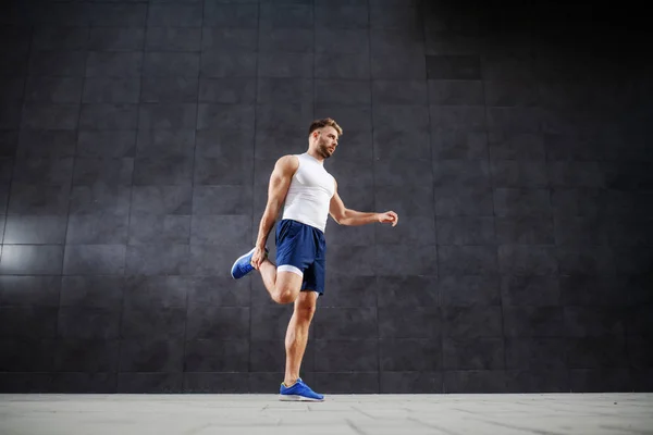 Comprimento Total Desportivo Bonito Homem Caucasiano Muscular Esticando Perna Enquanto — Fotografia de Stock